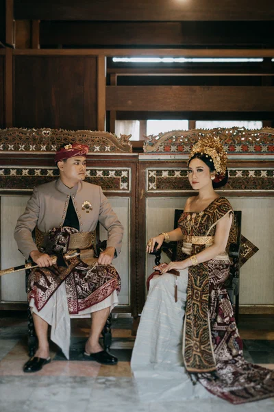 Dege dan Ana duduk berdampingan dalam busana adat Bali